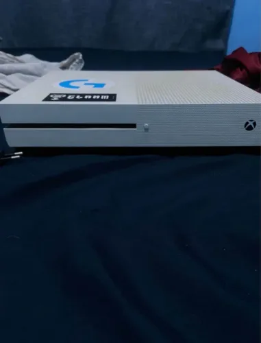 Xbox One S com dois controles de series S