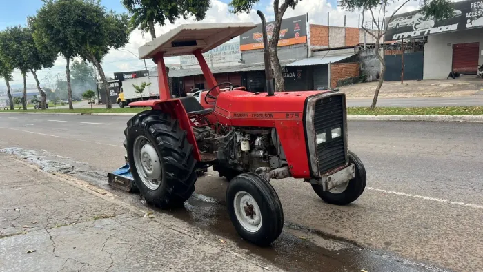 Trator MF275 com Roçadeira