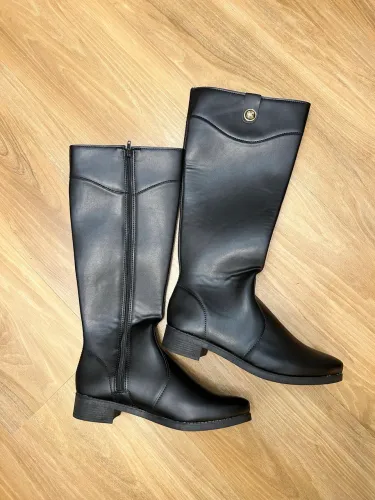 Vendo bota preta feminina nova TAM 37