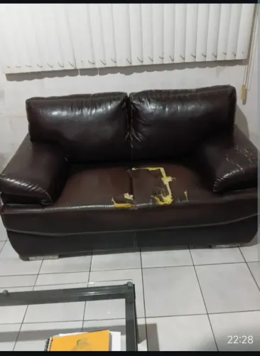 Sofá em três lugares e outro com dois lugares!!