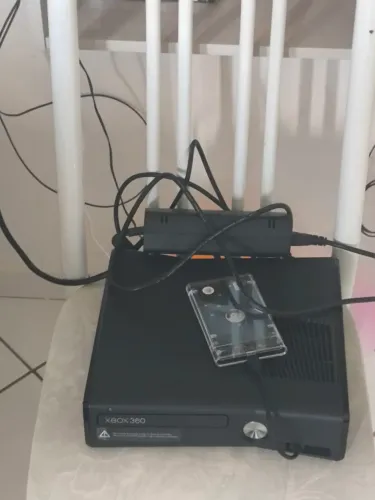 Xbox 360 com HD de jogos e dois controles