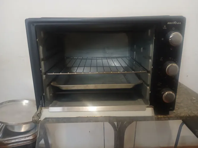 Vende-se um forno elétrico da marca Britânia.