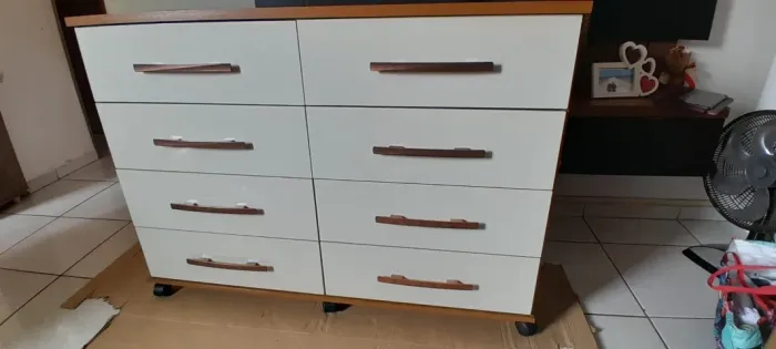linda comoda espaçosa com 8 gavetas para deixa seu espaço organizado!!