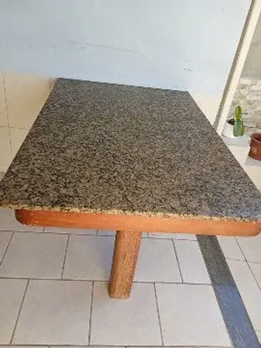 Messa de granito com pés de Angelin medida 133 por 90