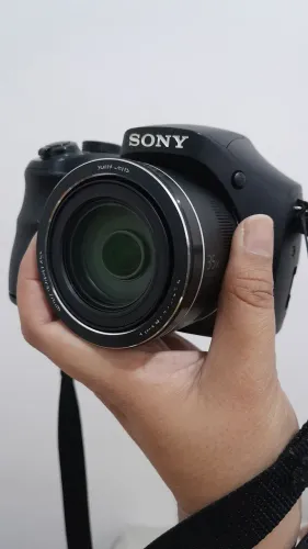câmera semi-profissional sony cyber-shot dsc-h300 - 20.1mp e zoom óptico 35x<br>R$ 700