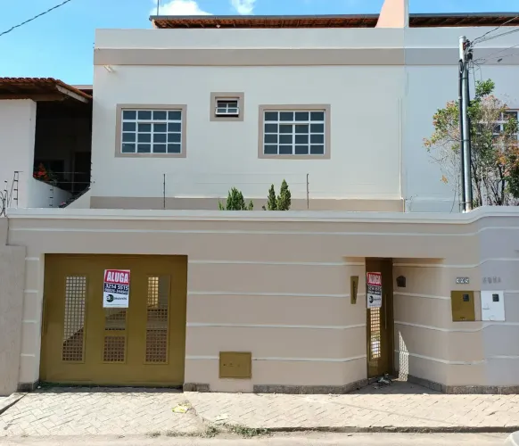 Casa para Alugar em Montes Claros/MG 3 Quartos, Suíte com Closet, Escritório e Terraço