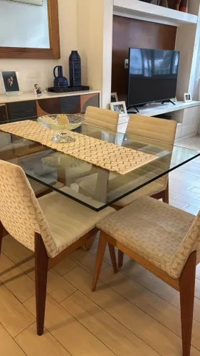 Mesa de jantar com tampo de vidro e 5 cadeiras
