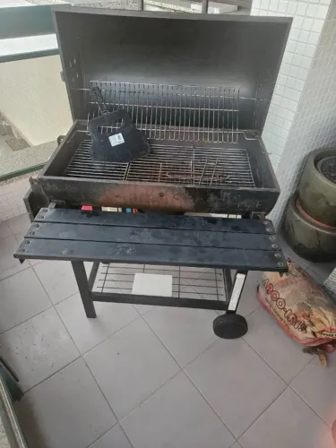 Churrasqueira a Bafo com Tampa, Rodas e capa de proteção - Ótimo Estado
