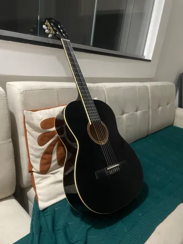 Violão preto