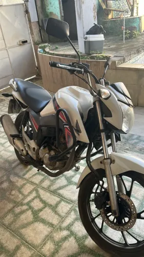 Vendo moto TITAN 160, 15 mil reais. Em dia