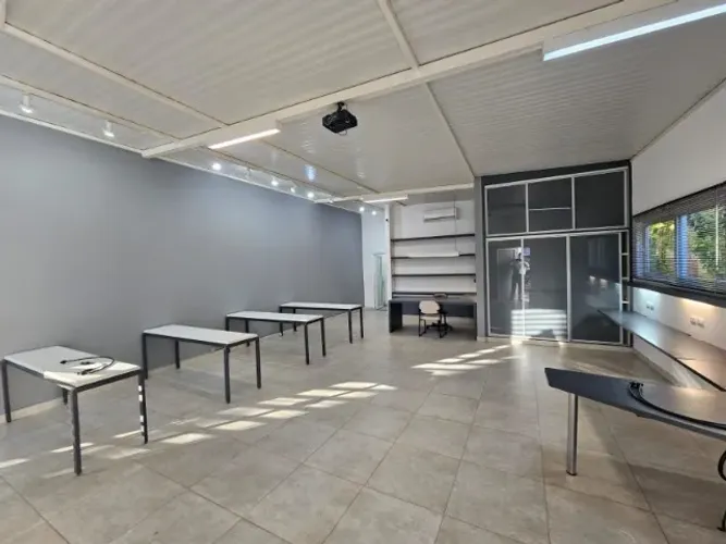 EXCELENTE SALA COMERCIAL NO CORAÇÃO DO SETOR SUL