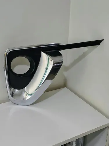 MOLDURA FAROL DE MILHA L.D TOYOTA HILUX 2016/2023