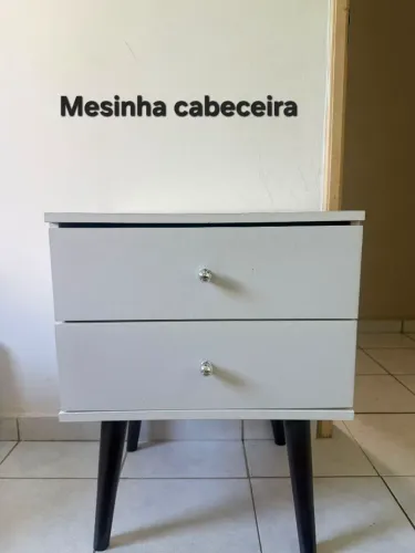 Mesa de Cabeceira Retrô