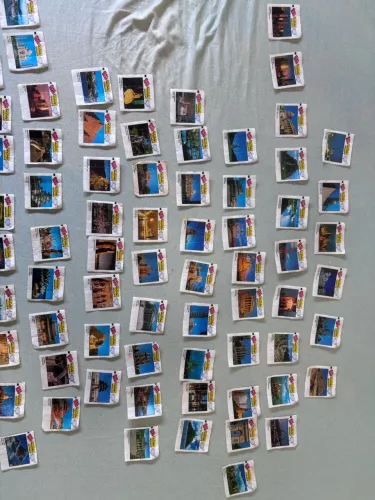 Lote com 89 figurinhas quase completa volta ao mundo marca ping pong chiclete