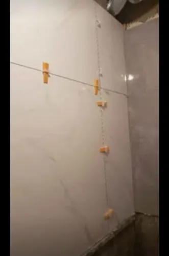 Lote com 2 peças de piso em porcelanato Mont Blanc Eliane 90x90 polido mais 3 metades
