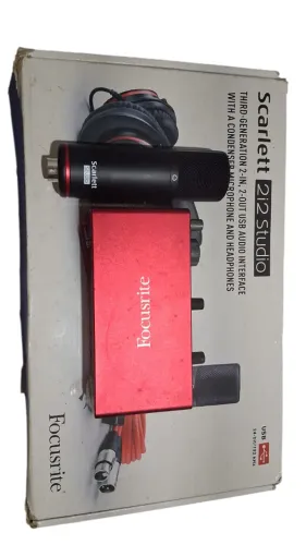 (KIT) Interface Focusrite Scarlett 2i2 Studio 3 Geração e Microfone Condensador, sem FONE