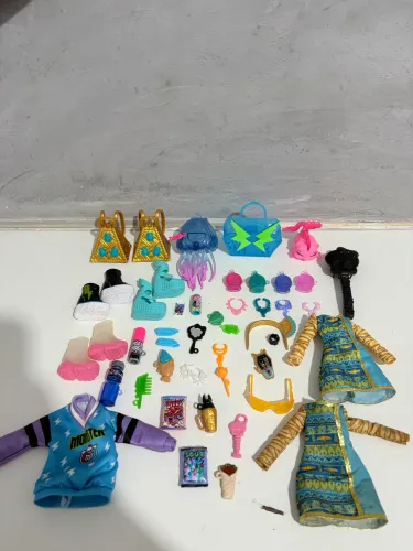 Lote Roupinhas e acessórios Monster High G3