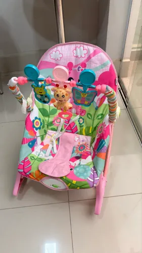 Cadeirinha de balança, vibra e toca música