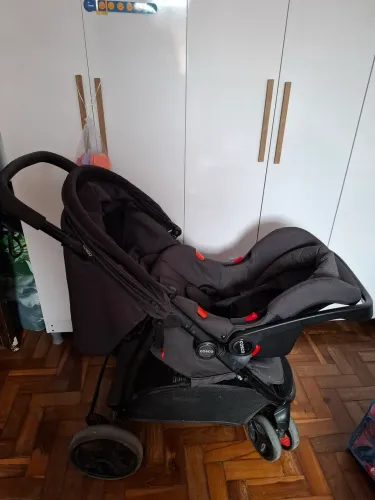 Carrinho com bebê conforto