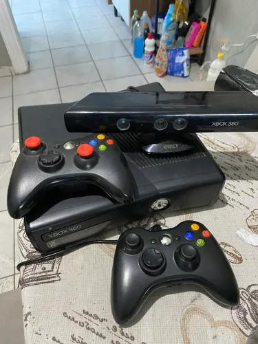 Xbox 360 c/ 9 Jogos Originais - Kinect - Bloqueado - 1 Controle - 4GB