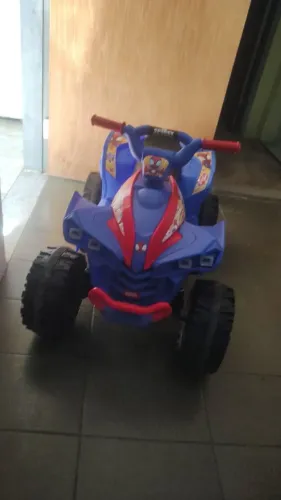 Quadriciclo infantil elétrico