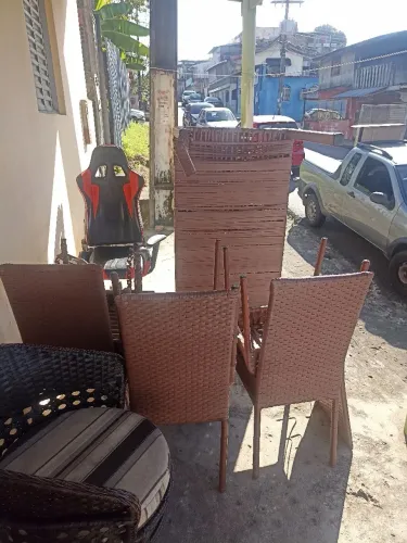 Mesa/vidro com 6 cadeiras palha com pequenas avarias