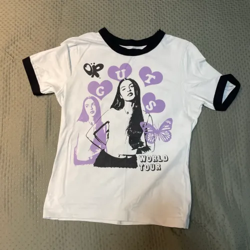 camiseta guts olivia rodrigo renner