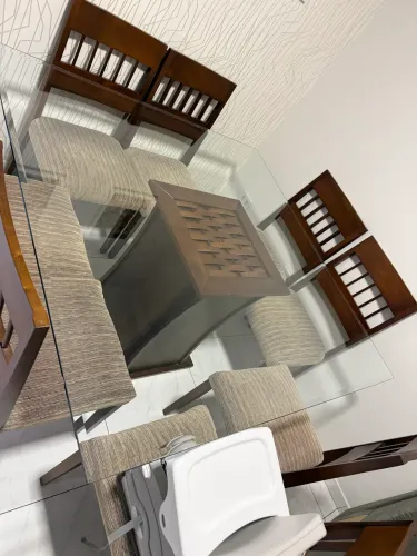 Mesa com tampa de vidro 8 lugares