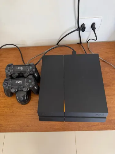 PS4 500gb preto seminovo com controles