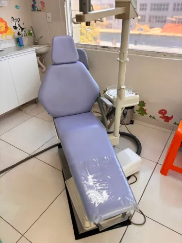 Cadeira de dentista gnatus modelo antigo.