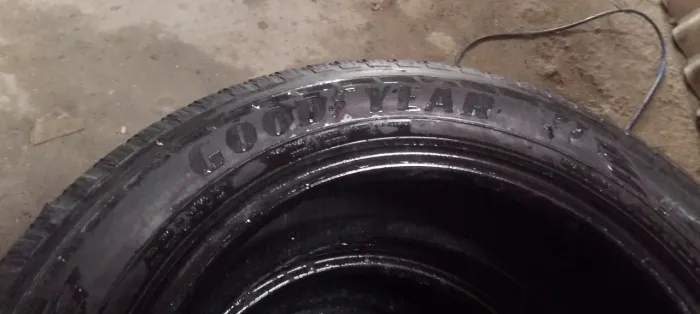 Pneus GoodYear 215 /60r17 . 