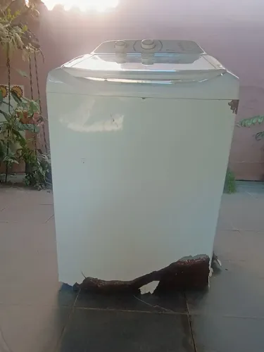 Máquina de lavar roupa Eletrolux com avaria 