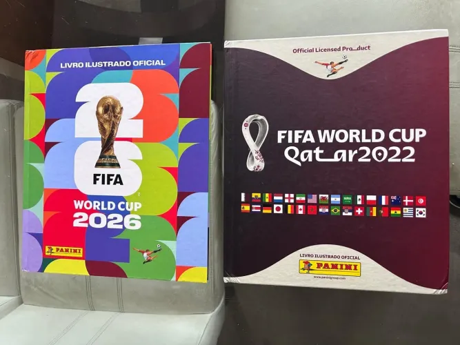 2 álbuns Panini original capa dura 2022 e 2026
