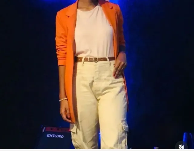 Blazer semi novo laranja 