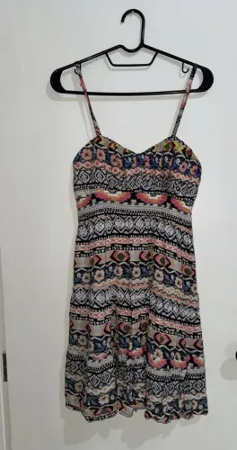vestido de alças curto com estampa geométrica colorida
