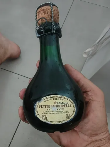 Vendo vinho antigo lacrado item de colecionador, artigo dos meus avós.