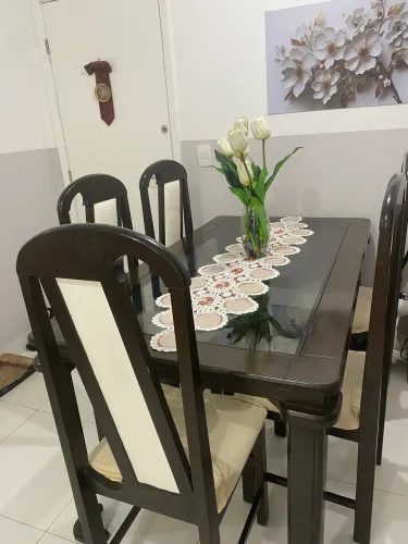 Vendo mesa de jantar de madeira 