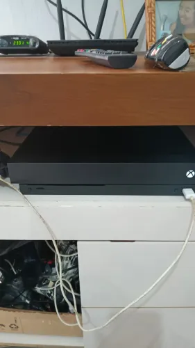 Xbox one x troca com dois controles e caixa 