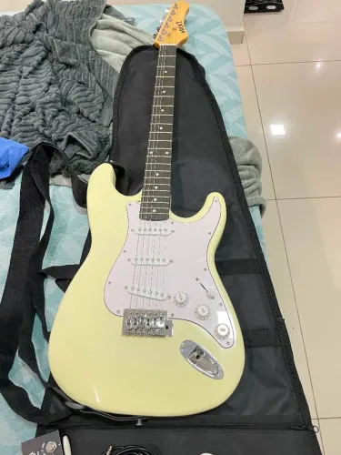 Guitarra Memphis stratocaster 