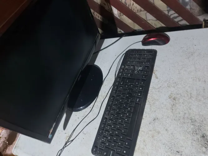 Monitor + mouse + teclado (monitor com mancha na tela)