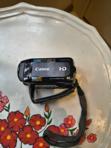 Filmadora Canon vicia hf20 com carregador e bateria extra e controle remoto