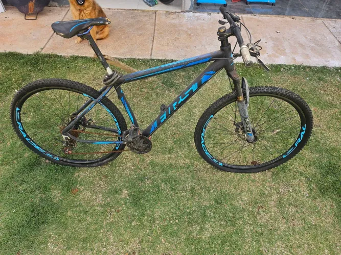 Vendo bicicleta aro 29 preta com azul ? quadro de alumínio