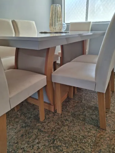 Mesa de jantar retangular com 6 lugares! Na cor bege , e esta nova!