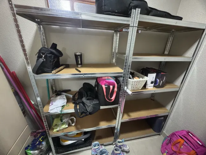 Estante de aço com MDF