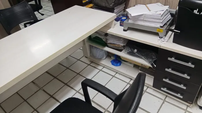Mesa de escritório em L