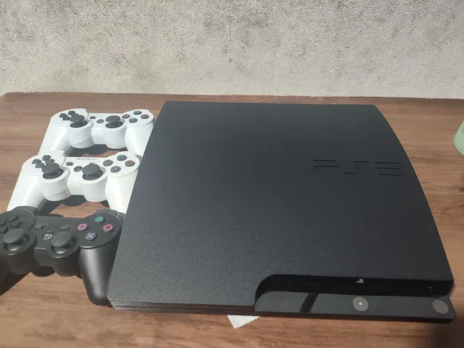PlayStation 3 Slim 500GB Destravado (CFW) + 3 Controles
