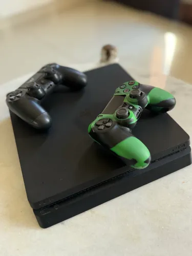 PLAYSTATION 4 1TB + 2 CONTROLES