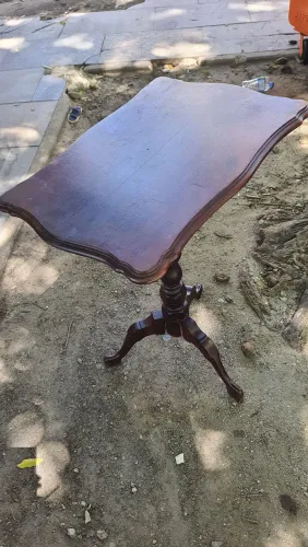 Mesa em Jacarandá maciço 