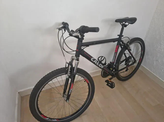 Bicicleta Caloi aro 26 21 marchas, quadro de alumínio rodas aero e pneus em bom estado