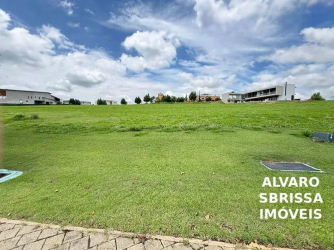 Belíssimo terreno em aclive com 1500 m2 e com vista indevassável